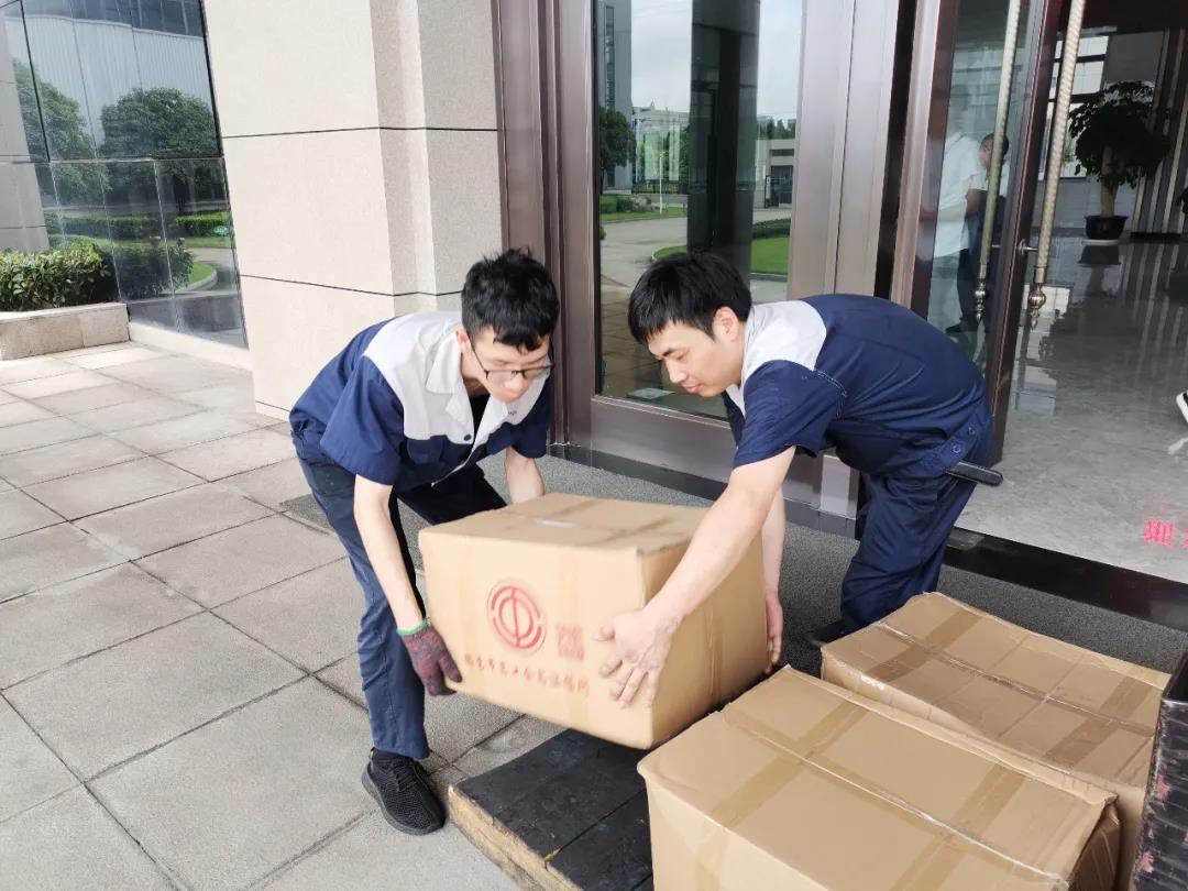 “夏日送清涼”，通力向生產(chǎn)一線員工分發(fā)市總工會夏日慰問品